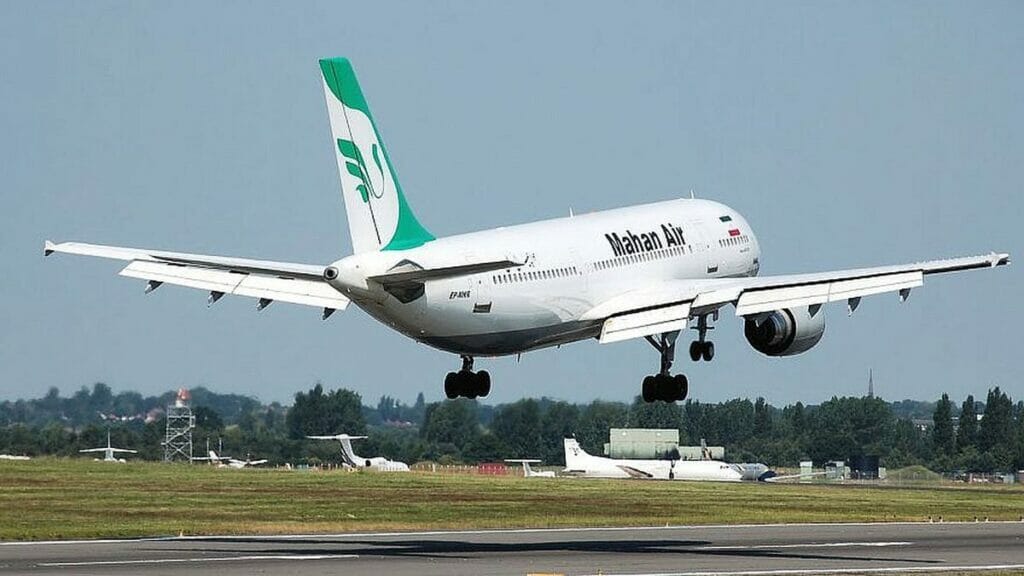 Ein Flugzeug der Mahn Air landet in Großbritannien