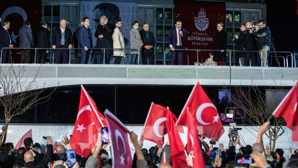 Istanbuls Bürgermeister Imamoglu spricht auf einer Protestveranstaltung gegen seine Verurteilung