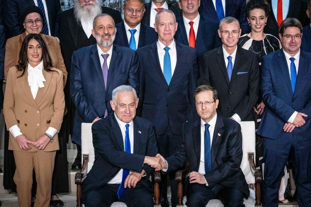 Zum Amtsantritt machten Israels Premier Netanjahu und die von ihm geführte Regierungsmannschaft deutlich fröhlichere Gesichter als Staatspräsident Herzog. (© imago images/Xinhua)