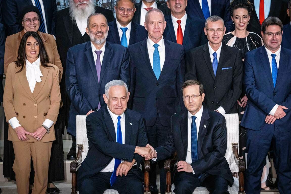 Zum Amtsantritt machten Israels Premier Netanjahu und die von ihm geführte Regierungsmannschaft deutlich fröhlichere Gesichter als Staatspräsident Herzog. (© imago images/Xinhua)