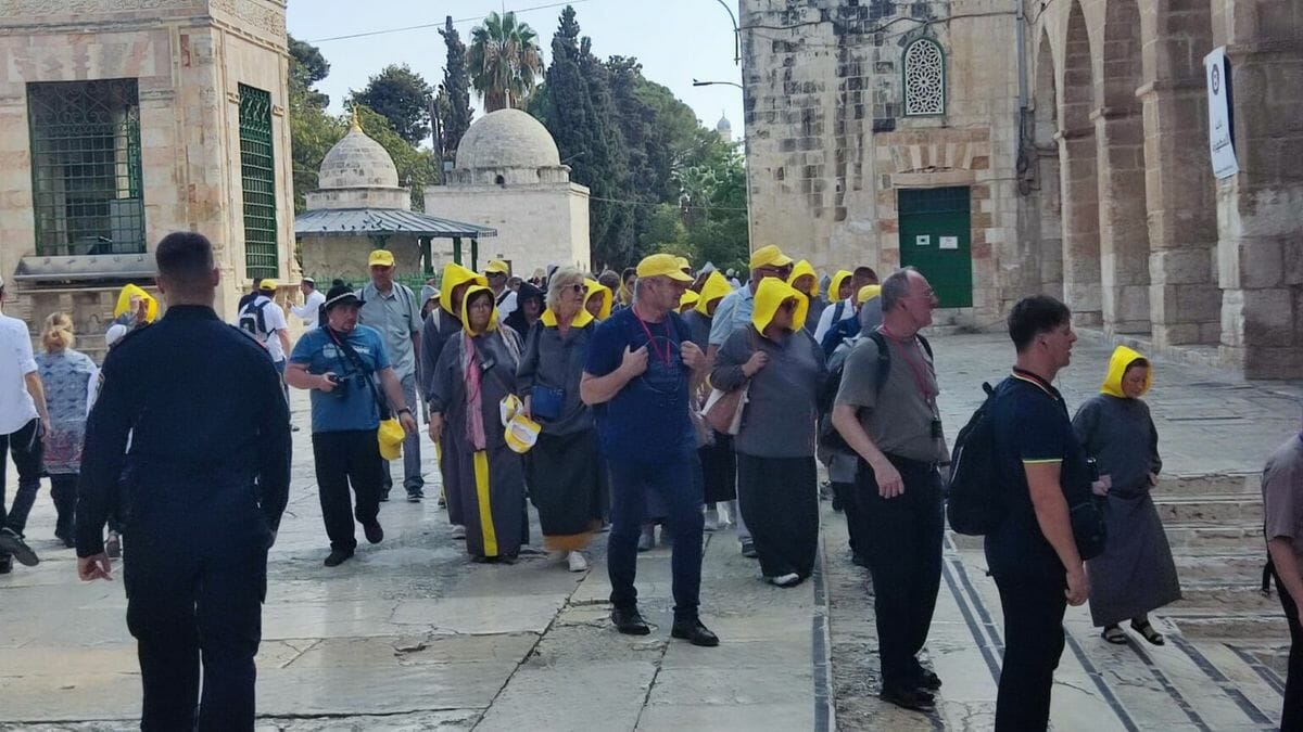 Nichtmuslimische Besucher des Tempelbergs werden gezwungen, gelbe Hüte zu tragen