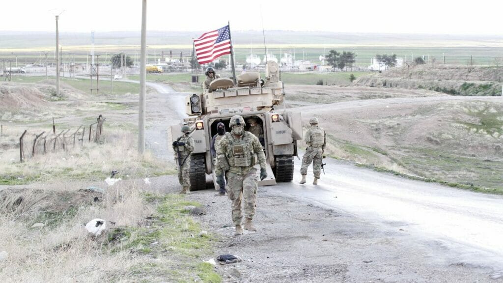 Amerikanische Soldaten der US-geführten Joint Task Force auf einer Patrouille nahe der syrischen Stadt Rojava
