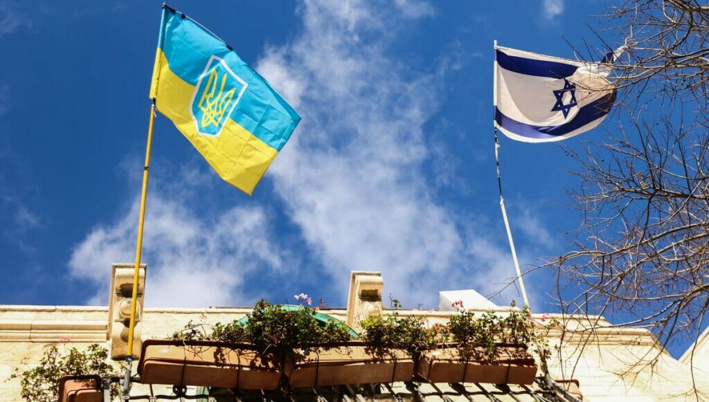 Die ukrainische und die israelische Flagge an einem Haus in der Jaffa Road in Jerusalem