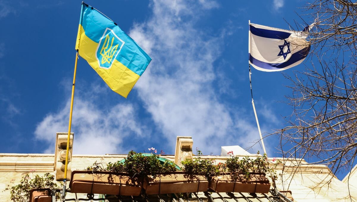 Die ukrainische und die israelische Flagge an einem Haus in der Jaffa Road in Jerusalem