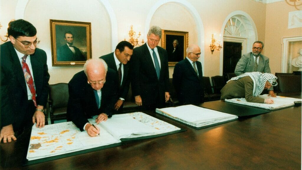 Yitzak Rabin und Yassir Arafat unterzeichnen 1995 das Oslo-II-Abkommen