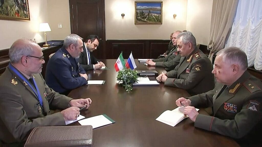 Der stellvertretende Stabschef der iranischen Streitkräfte Aziz Nasirzadeh und Russlands Verteidigungsminister Sergei Shoigu