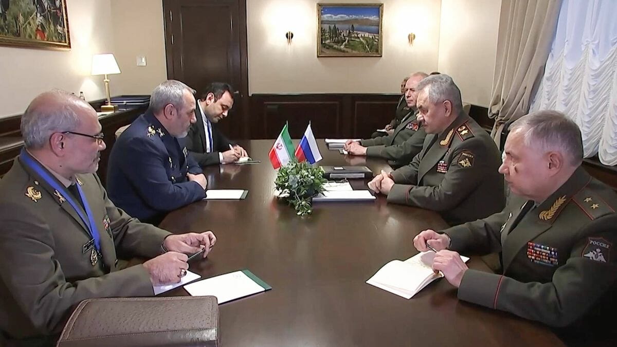 Der stellvertretende Stabschef der iranischen Streitkräfte Aziz Nasirzadeh und Russlands Verteidigungsminister Sergei Shoigu