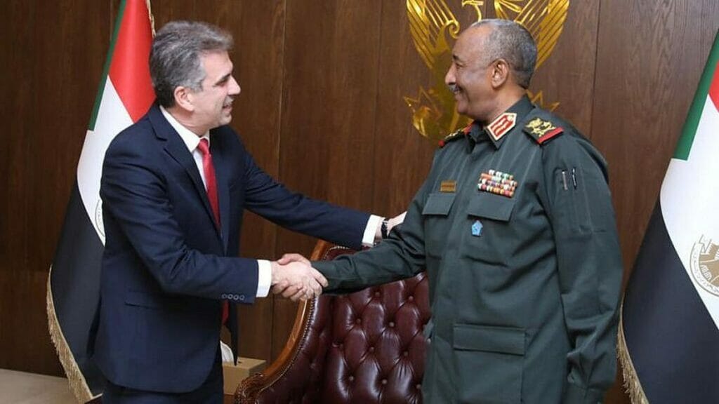 Israels Außenminister Eli Cohen trifft am 2. Februar in Khartum auf den Führer der sudanesischen Übergangsregierung, General Abdel-Fattah al-Burhan