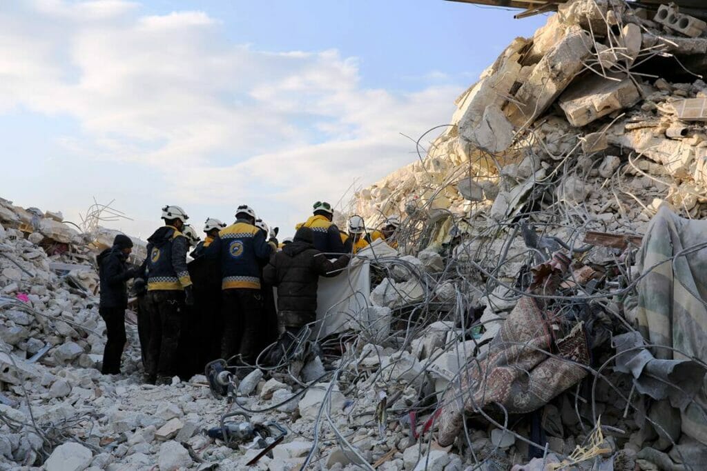 In der Provinz Idlib suchen Weißhelmenach nach verschütteten Menschen. Die Kronen Zeitung will unterdessen die Sanktionen gegen das Assad-Regime aufheben. (© imago images/ZUMA Wire)