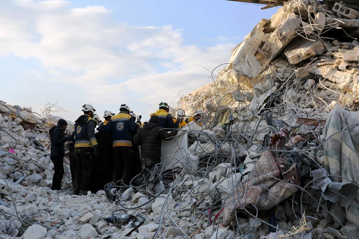 In der Provinz Idlib suchen Weißhelmenach nach verschütteten Menschen. Die Kronen Zeitung will unterdessen die Sanktionen gegen das Assad-Regime aufheben. (© imago images/ZUMA Wire)