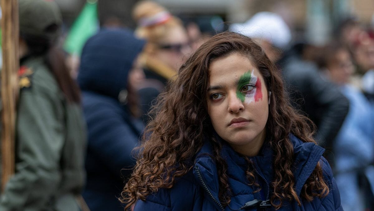 Demonstrantin in Solidarität mit den Protesten im Iran