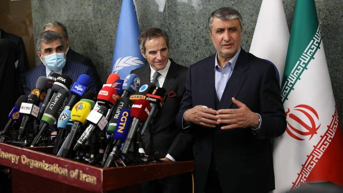 Der Chef der UN-Atombehörde, Rafael Grossi, und der Leiter des iranischen Atomprogramms, Mohammad Eslami,