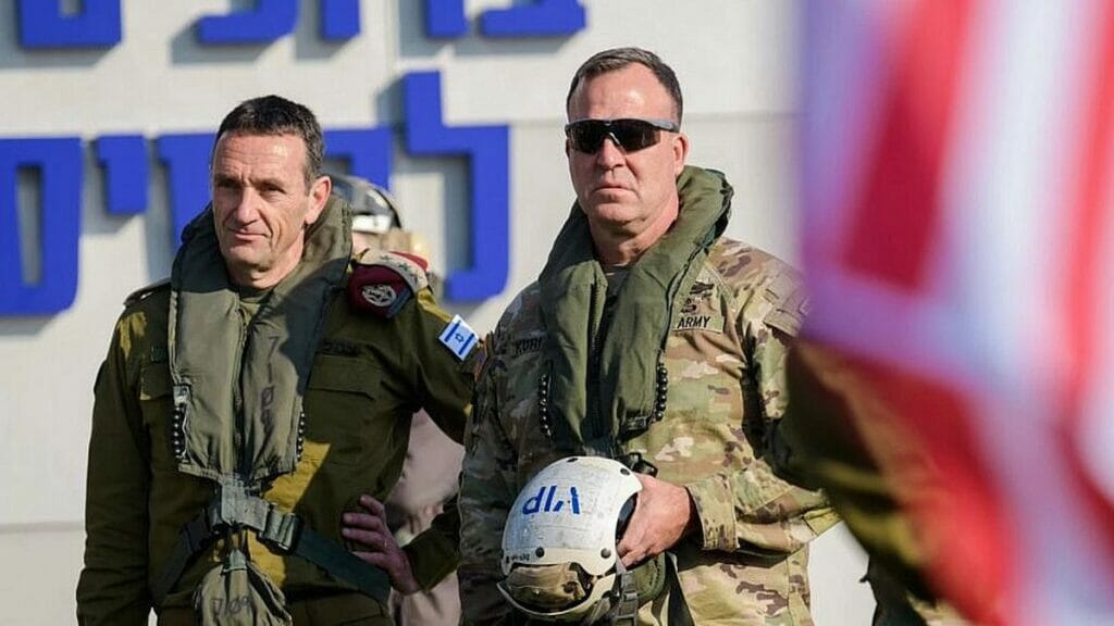 IDF Generaltsabschaf Herzi Halevi mit dem Kommandanten des U.S. CENTCOM Michael E während des gemeinsamen Manövers „Juniper Oak“ im Januar