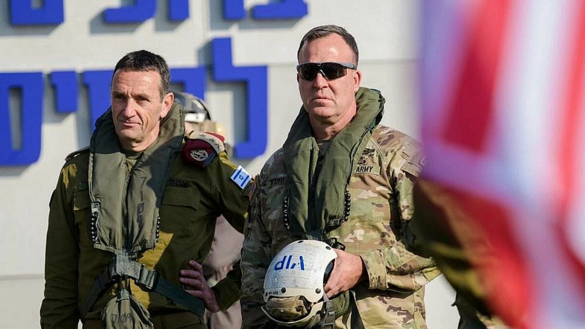 IDF Generaltsabschaf Herzi Halevi mit dem Kommandanten des U.S. CENTCOM Michael E während des gemeinsamen Manövers „Juniper Oak“ im Januar