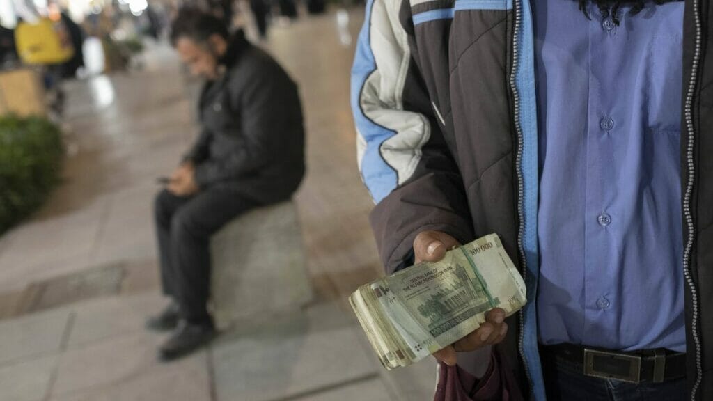 Die iranische Währung Rial stürzt auf ein neues Rekordtief