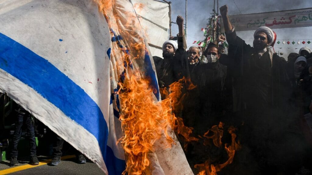 Regimeanhänger im Iran verbrennen israelische Flagge