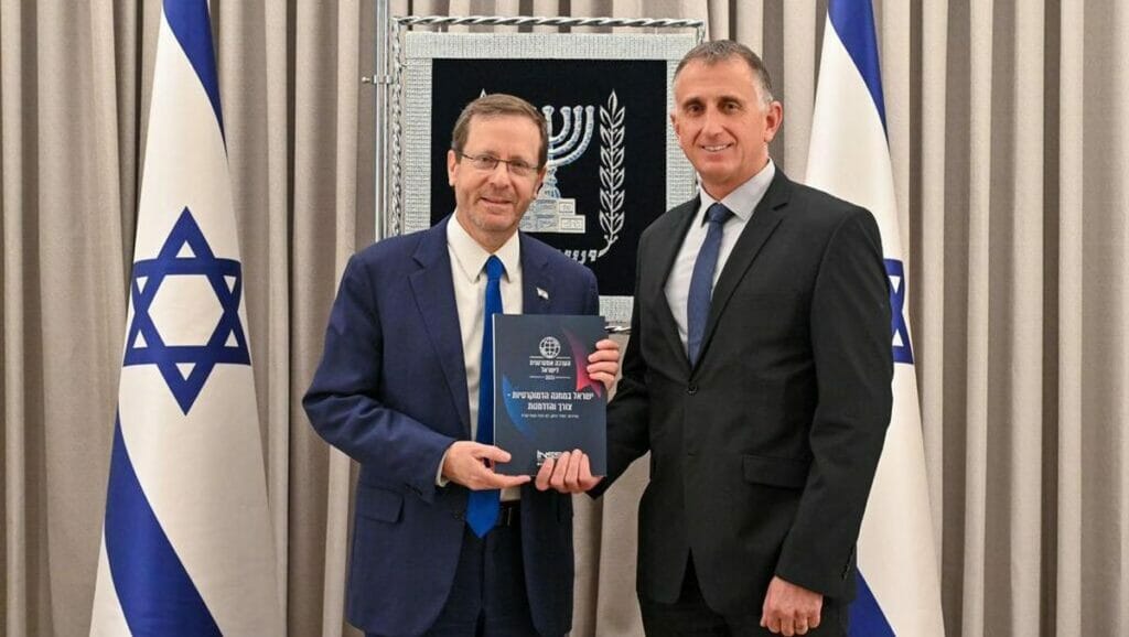 Tamir Hayman und Israel Präsident Herzog bei der Präsentation des INSS-Berichts