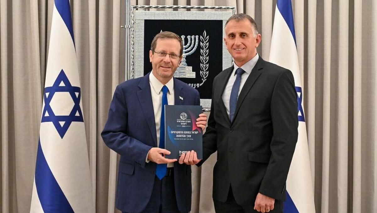 Tamir Hayman und Israel Präsident Herzog bei der Präsentation des INSS-Berichts