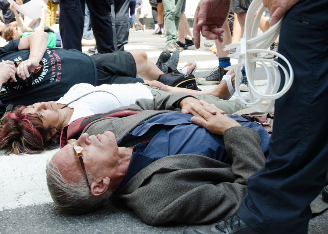 Norman Finkelstein, hier bei einer anti-isrealischen Kundgebung in New York, spricht Klartext über die zahlreichen Friedens-NGOS. (© imago images/ZUMA Wire)