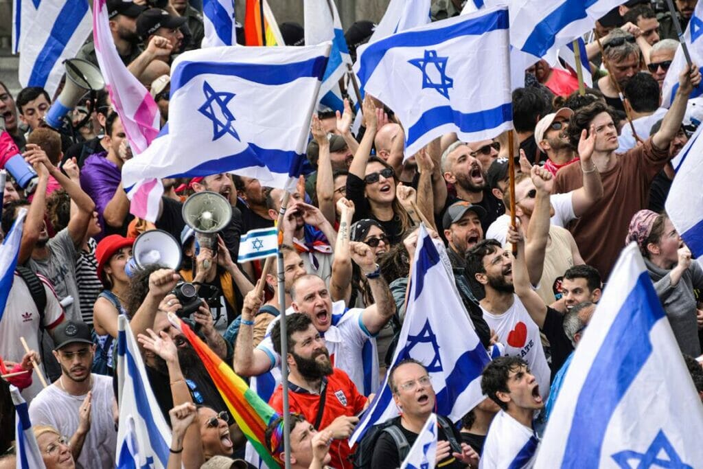 Wie hier in Tel Aviv protestierten in Israel erneut zahlreiche Menschen gegen die Justizreformpläne der Regierung. (© imago images/ZUMA Wire)