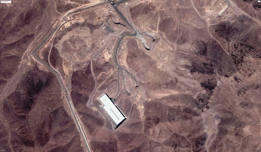 Die Tunneleingänge zu der in einen Berg gegrabenen iranischen Urananreicherungsanlage Fordo. (Quelle: Google Earth)