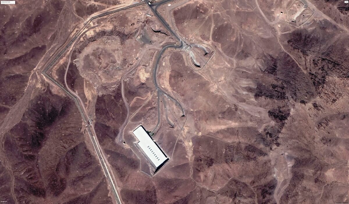 Die Tunneleingänge zu der in einen Berg gegrabenen iranischen Urananreicherungsanlage Fordo. (Quelle: Google Earth)
