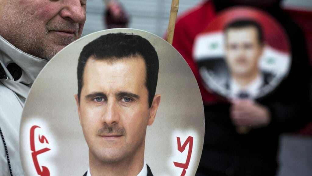Anhänger von Assad demonstrieren mit Fotos des syrischen Präsidenten