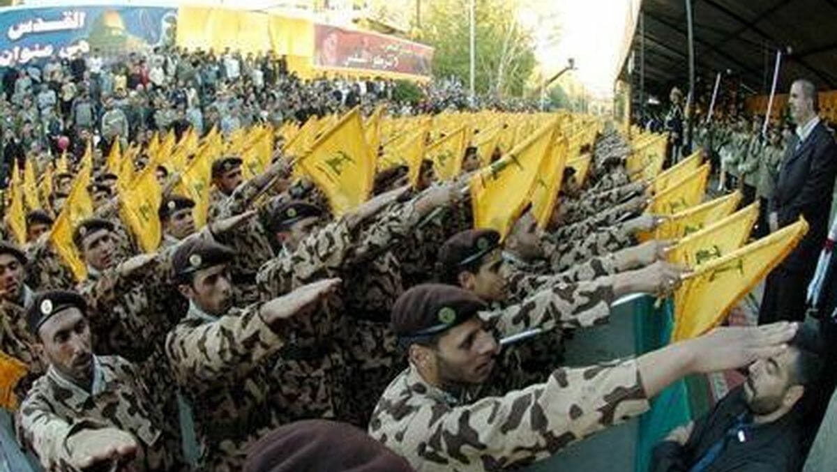 Hisbollah-Kämpfer beim Salut