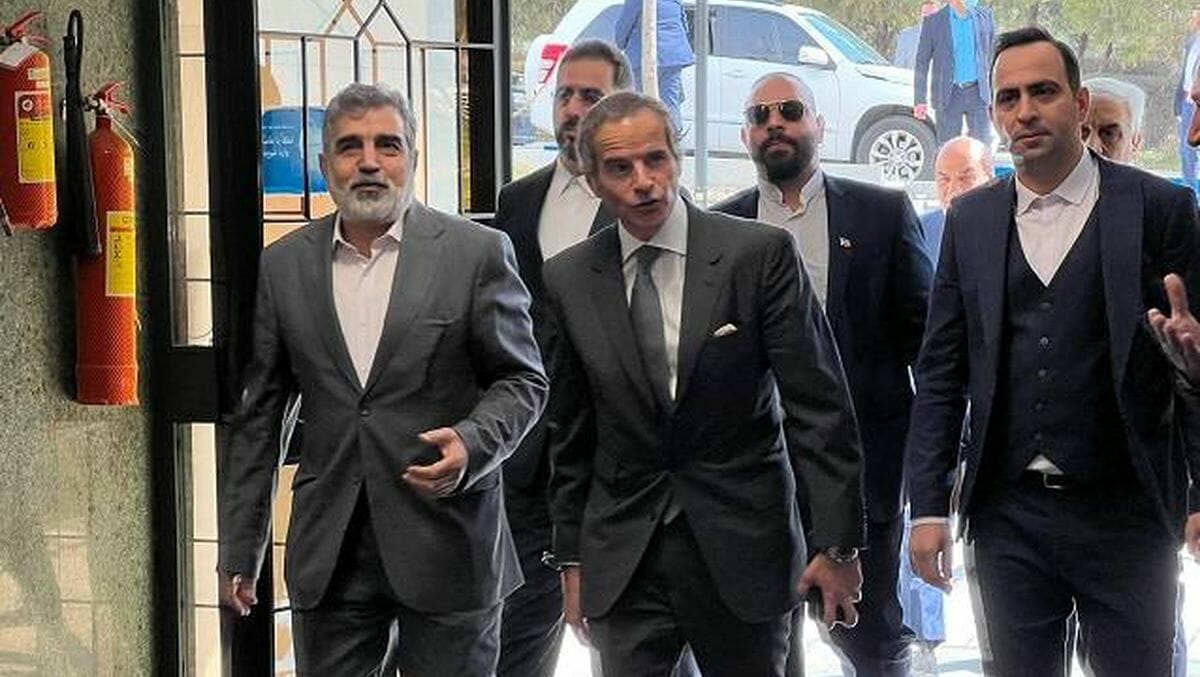 IAEO-Chef Grossi (mi.) mit Sprecher der iranischen Atomenergie-Organisation, Kamalvandi (li.)