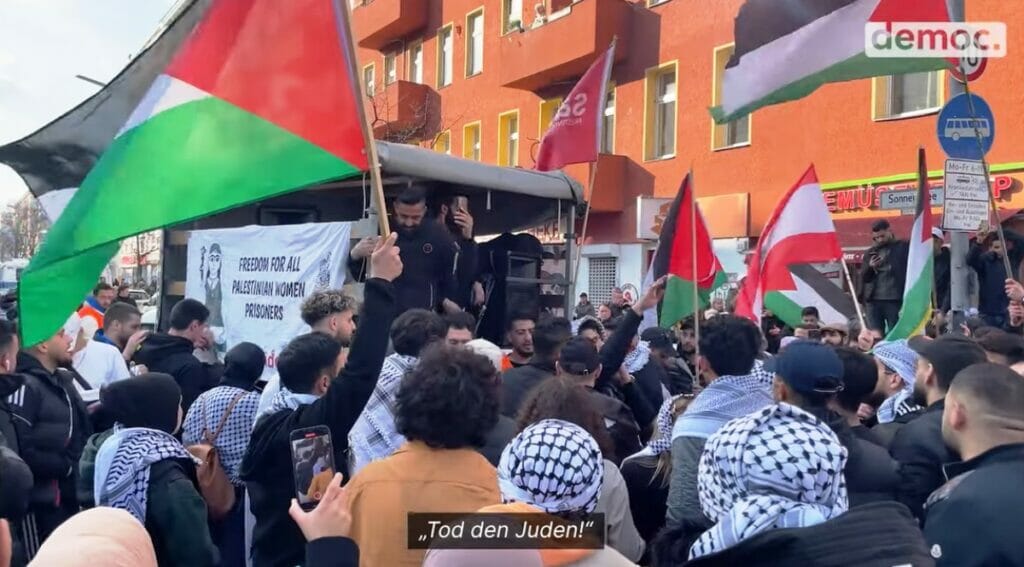 Beim Aufmarsch der Israelhasser am Samstag war u.a. »Tod den Juden« zu hören. (Youtube/democ.)