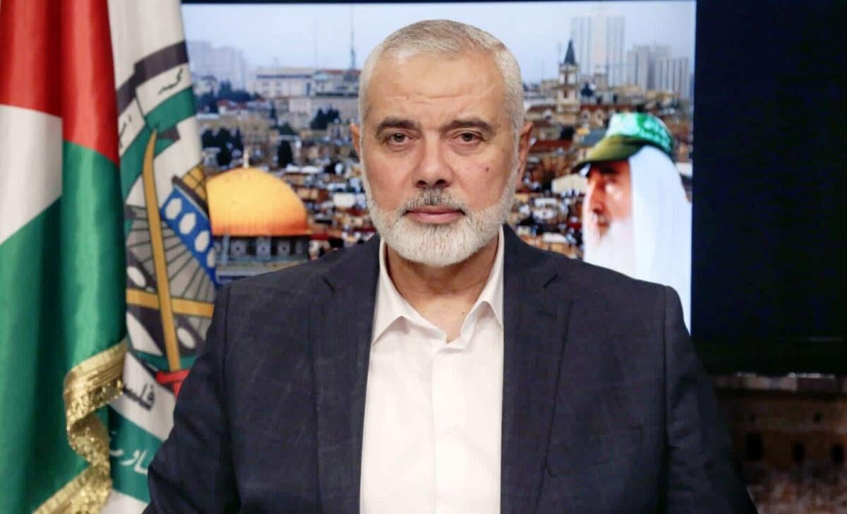 Hamas-Führer Ismail Haniyeh, vor einem Bild von Hamas-Gründer Scheich Ahmad Yasin. (© imago images/ZUMA Wire)