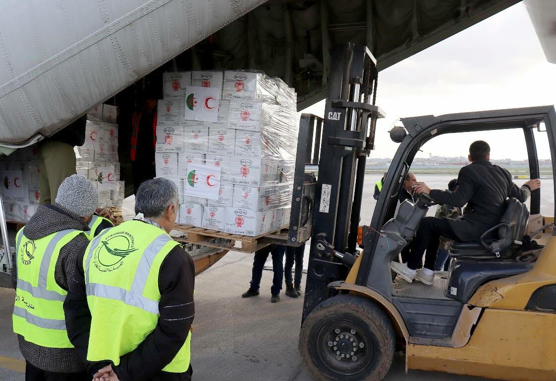 Am Flughafen von Aleppo wurden nicht nur, wie hier im Bild, Hilfslieferungen für Erdbebenopfern ausgeladen, sondern auch Waffen und anderes militärisches Material aus dem Iran. (© imago images/Xinhua)