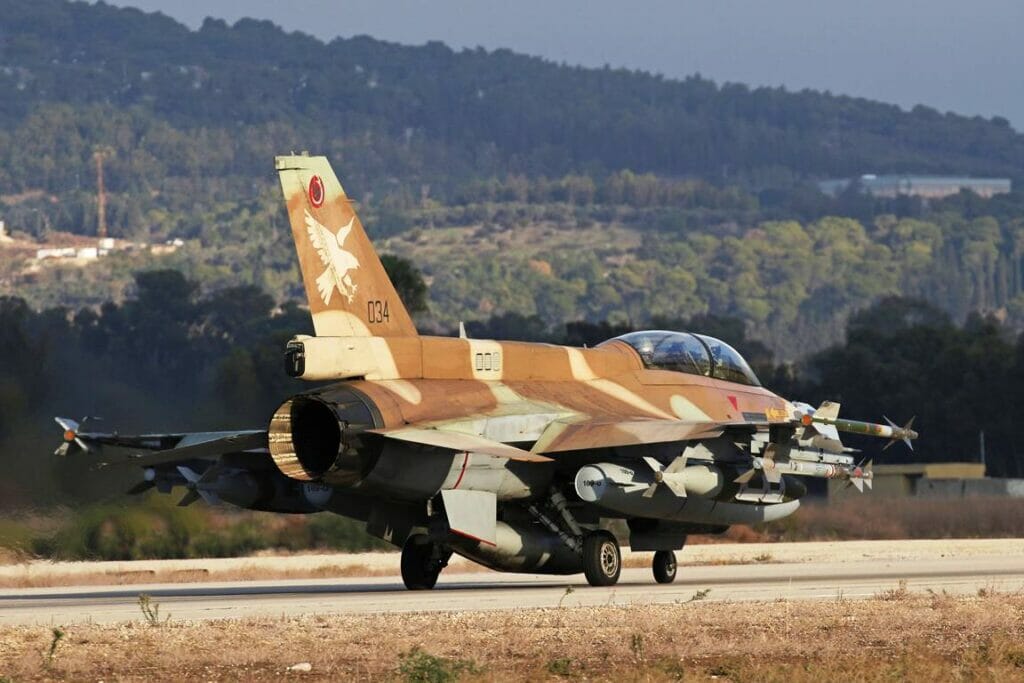 Israelischer Abfangjäger auf dem Luftwaffenstützpunkt Ramat David im Norden des Landes. (© imago images/StockTrek Images)