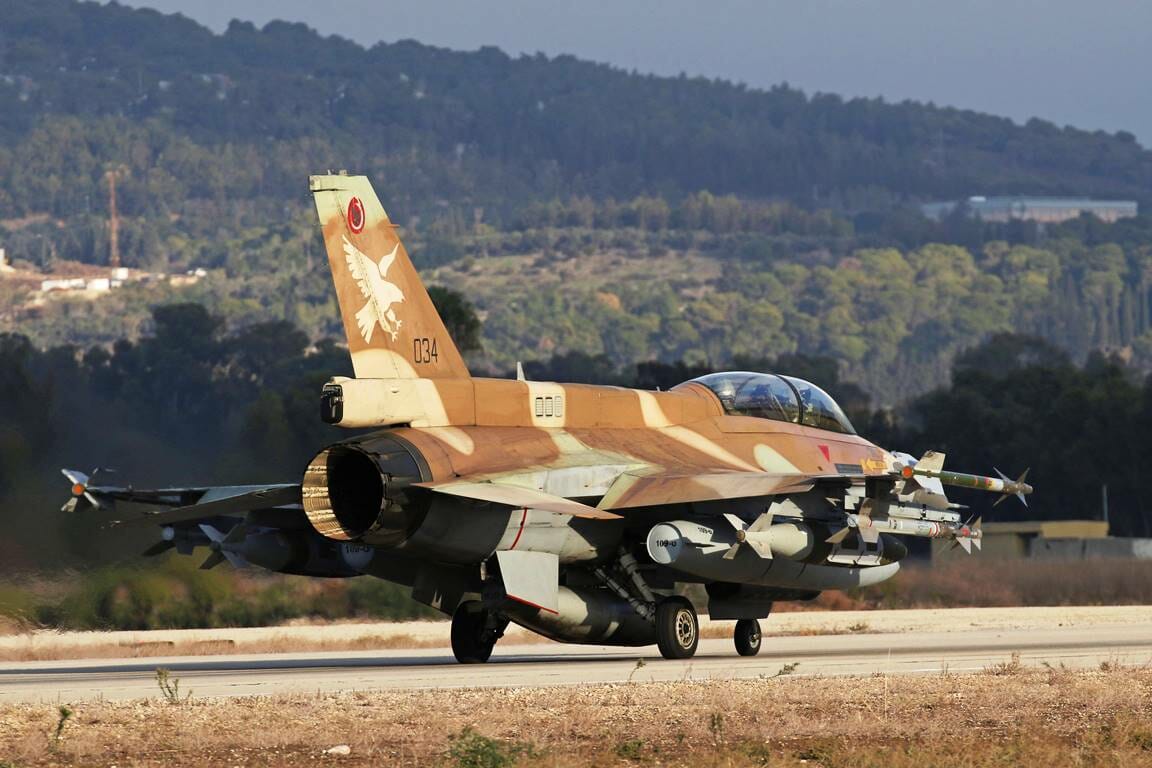Israelischer Abfangjäger auf dem Luftwaffenstützpunkt Ramat David im Norden des Landes. (© imago images/StockTrek Images)
