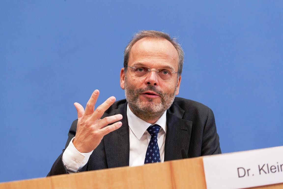 Hass und Hetze, wie sie in Berlin zu sehen waren, müssen bestraft werden, meint der Antisemitismusbeauftragte der Bundesregierung, Felix Klein. (© imago images/Jürgen Heinrich)