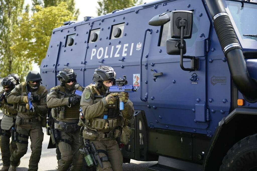 Bei der »Operation Luxor« kamen auch schwerbewaffnete Polizeieinheiten zum Einsatz, ähnlich diesen hier bei einer internationalen Antiterrorübung. (© imago images/CHROMORANGE)