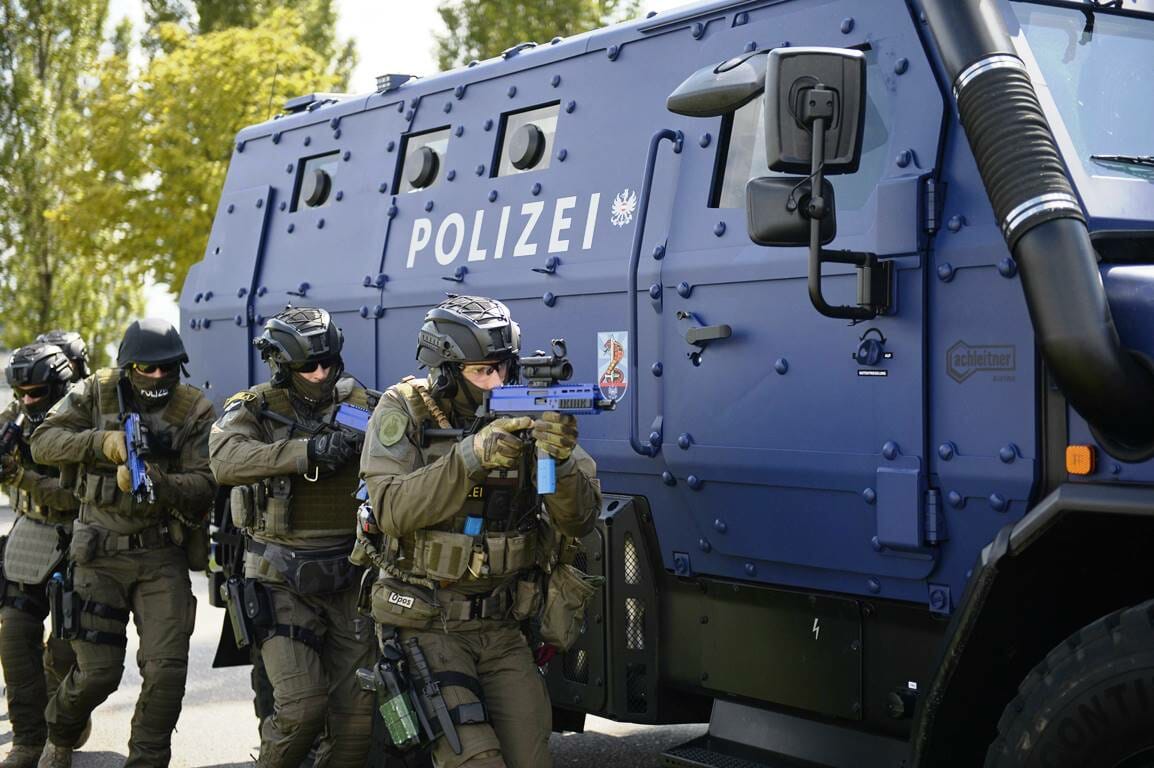 Bei der »Operation Luxor« kamen auch schwerbewaffnete Polizeieinheiten zum Einsatz, ähnlich diesen hier bei einer internationalen Antiterrorübung. (© imago images/CHROMORANGE)