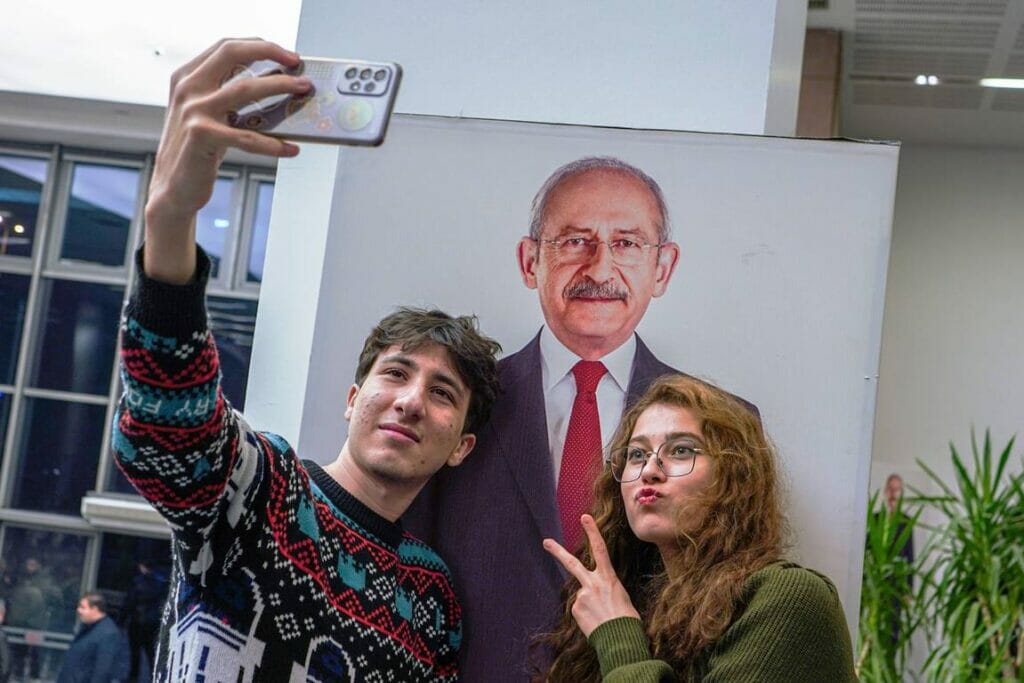 Bei der Präsidentschaftswahl in der Türkei hofft Oppositionskandidat Kılıçdaroğlu auch auf die Stimmen der jungen Türken, die nichts mit dem Islamismus der regierenden AKP und Präsindent Erdoğans anfangen können. (© imago images/ZUMA Wire)