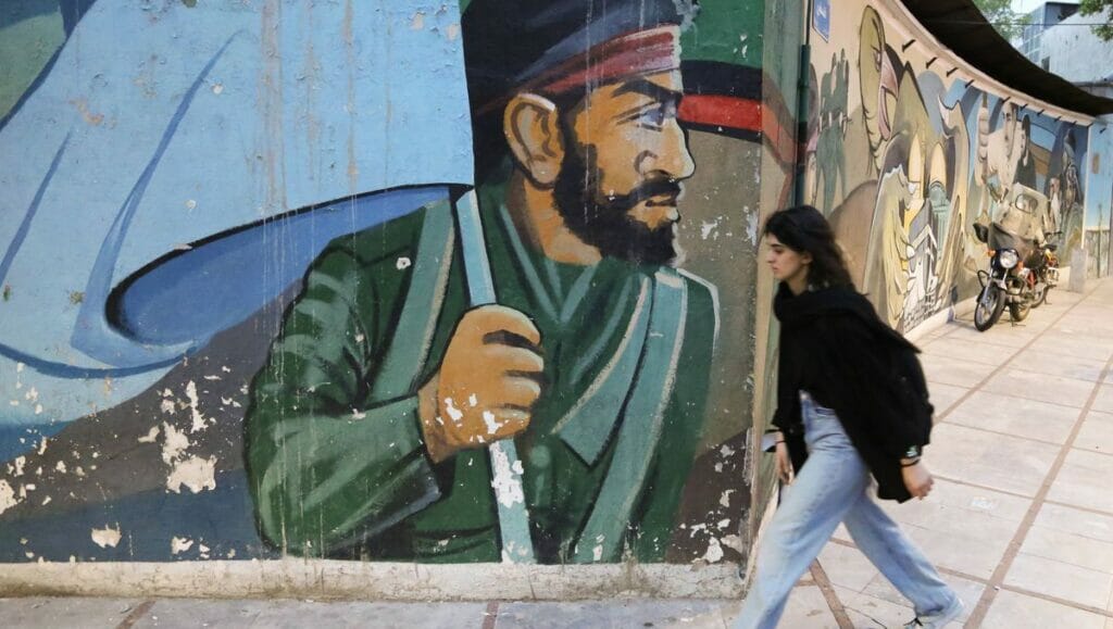Iranische Frauen wehren sich gegen den Kopftuchzwang der Islamischen Republik