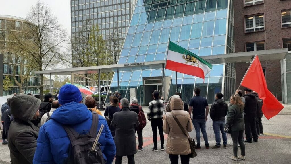 Demonstration von Exiliranern vor dem Prozess des Islamischen Zentrums Hamburg gegen den Verfassungsschutz