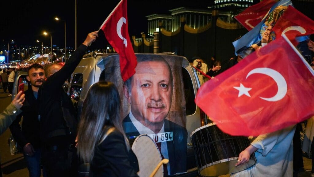 Erdogan-Anhänger in Ankara feiern dessen Wiederwahl zum Präsidenten