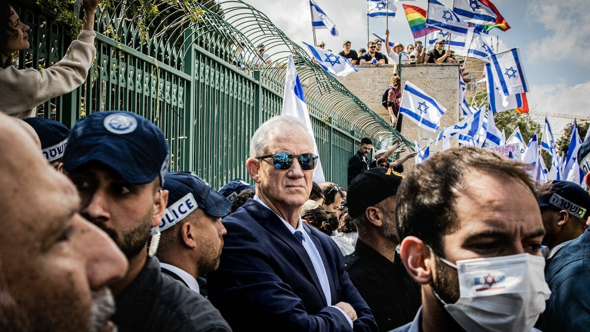 Benny Gantz auf einer Demonstration gegen Netanjahus geplante Justizreform