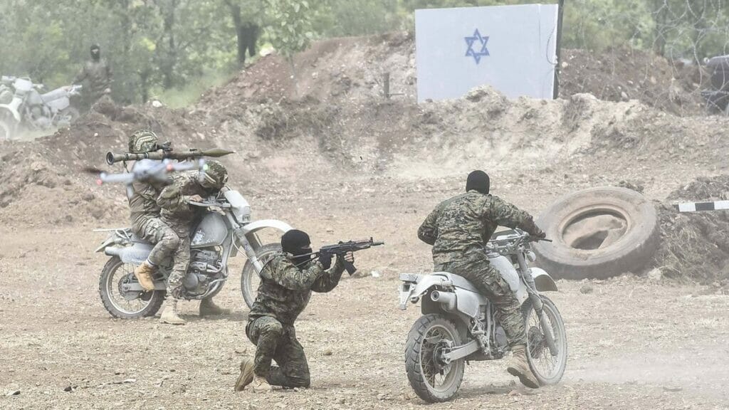 Die Hisbollah schießt für Reporter auf Davidsterne