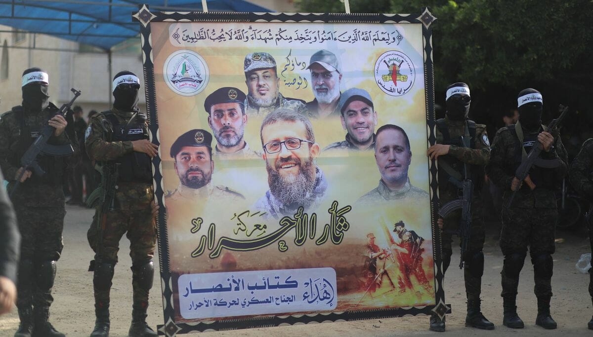 Terroristen des Islamischen Dschihad mit einem Poster von Khader Adnan und den von Israel getöteten Kommandeuren