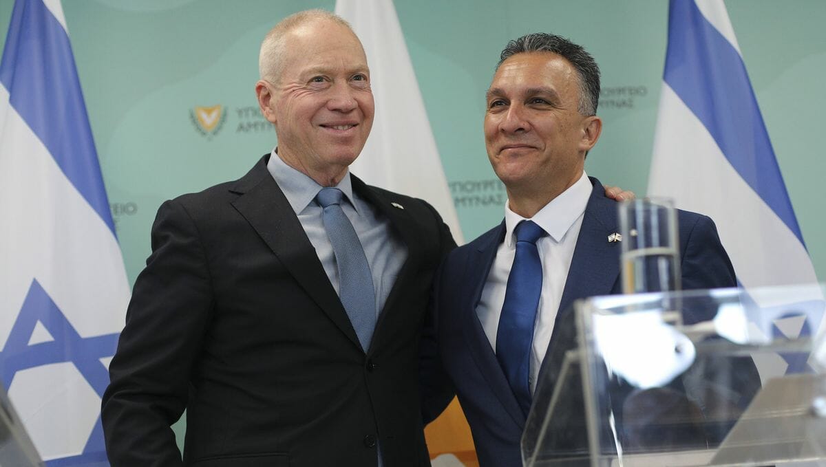 Der zypriotische Verteidigungsminister Michalis Giorgallas und seine israelischer Amtskollege Yoav Galant