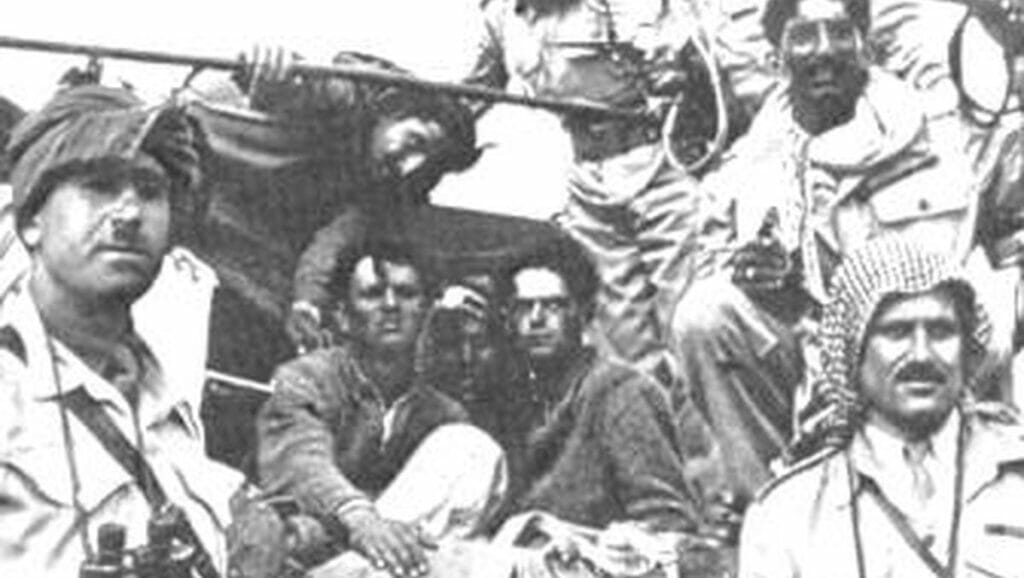 Der Major der Arabischen Legion, Abdullah el Tell (re.) und Hauptmann Hikmat Mihyar posieren mit zwei der vier jüdischen Überlebenden von Kfar Etzion