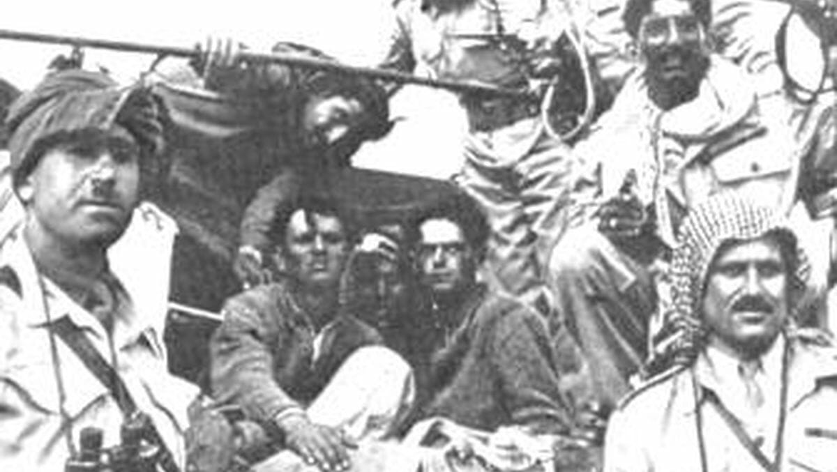 Der Major der Arabischen Legion, Abdullah el Tell (re.) und Hauptmann Hikmat Mihyar posieren mit zwei der vier jüdischen Überlebenden von Kfar Etzion