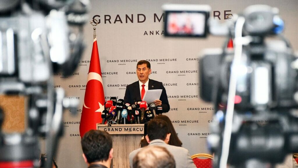 Der Kandidat des Rechtsbündnisses bei der ersten Runde der türkischen Präsidentschaftswahlen, Sinan Ogan, erklärt seine Unterstützung für Erdogan