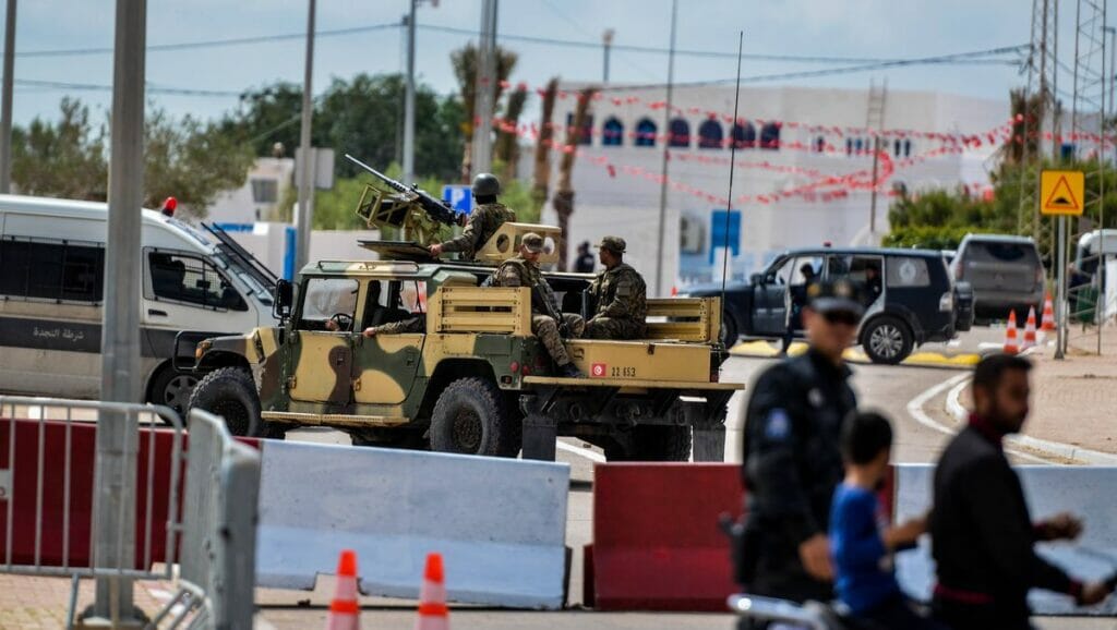 Nach dem Anschlag riegelt die tunesische Polizei das Gebiet um die El-Ghriba-Synagoge in Djerba ab