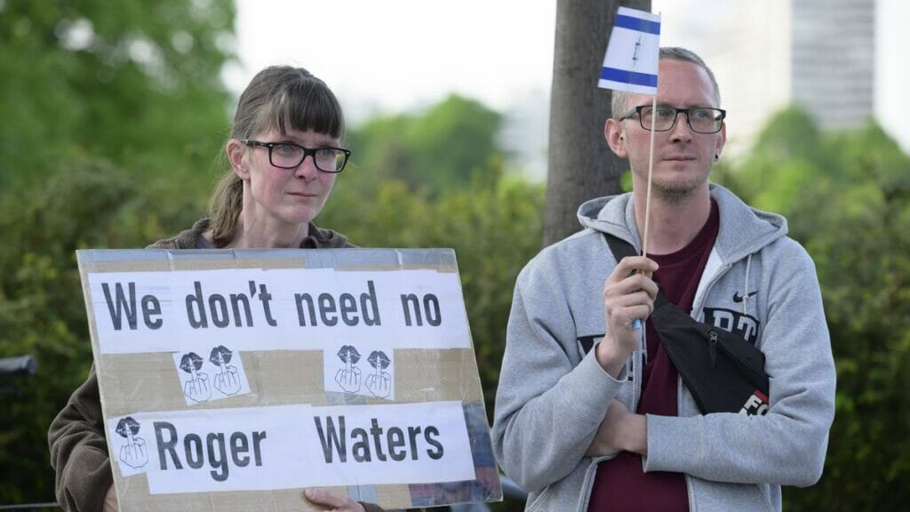 Demonstration gegen das Konzert von Roger Waters vor der Münchner Olympiahalle am 21. Mai 2023
